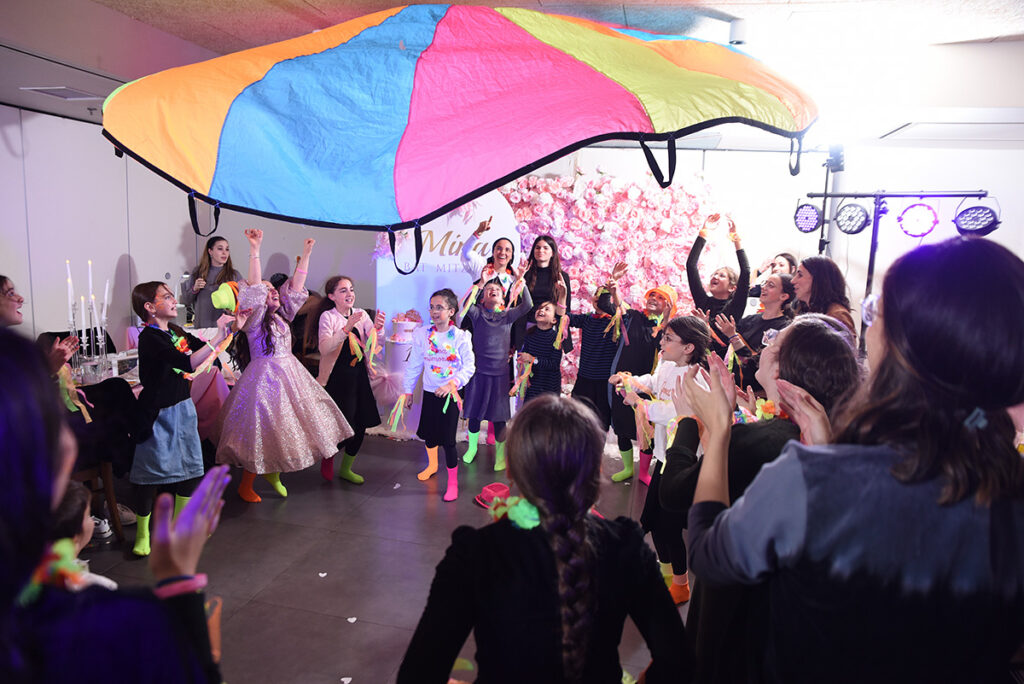 הרקדת בת מצוה של מינה